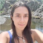 Profesora de lengua imparte clases a niños y adolescentes, ¡de forma creativa y divertida!